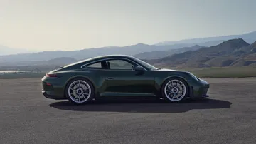 Vista lateral del Porsche 911 GT3 mostrando su silueta aerodinámica.