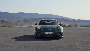 Vista frontal del Porsche 911 GT3, destacando su diseño agresivo y aerodinámico.