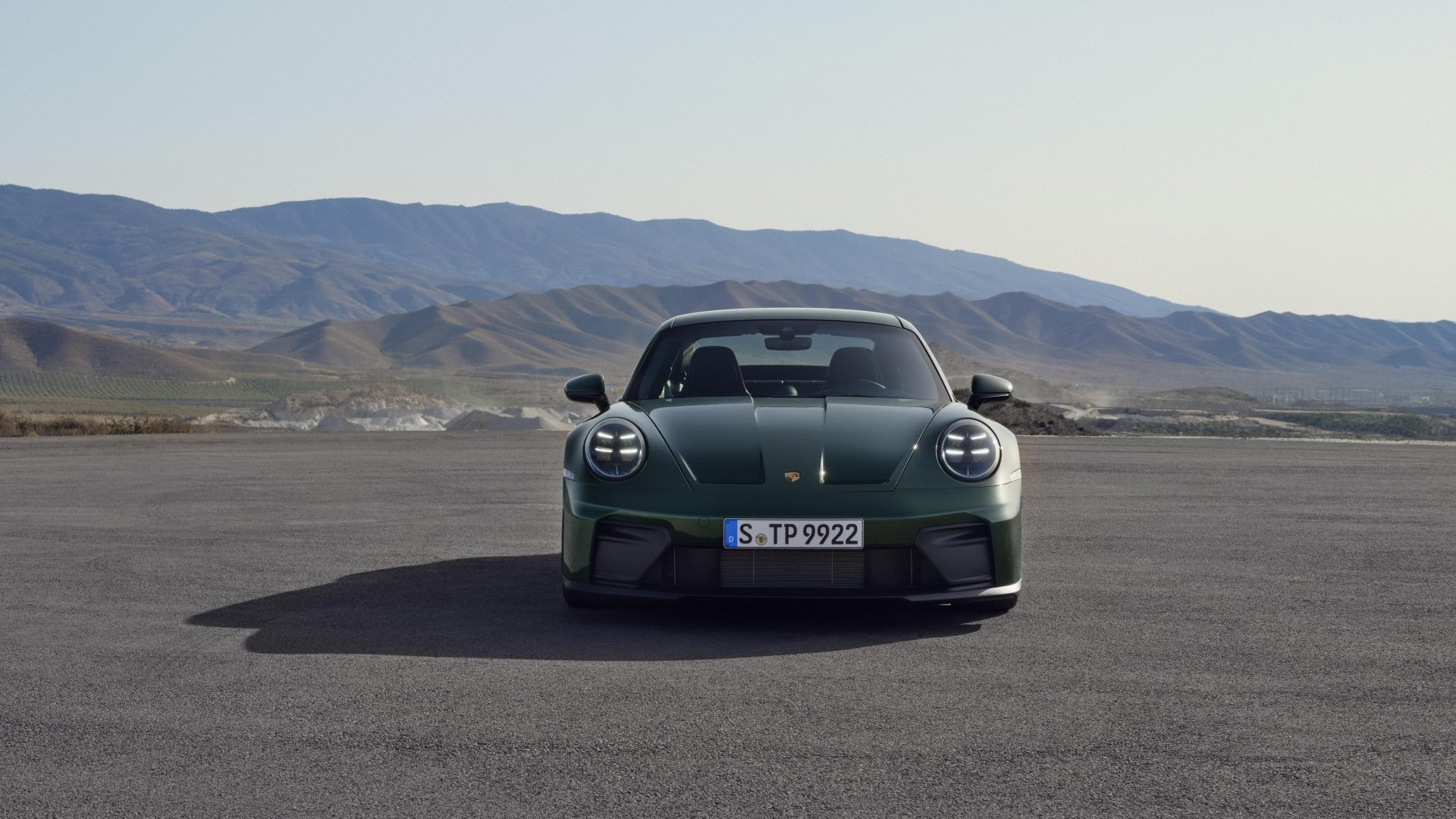 Vista frontal del Porsche 911 GT3, destacando su diseño agresivo y aerodinámico.