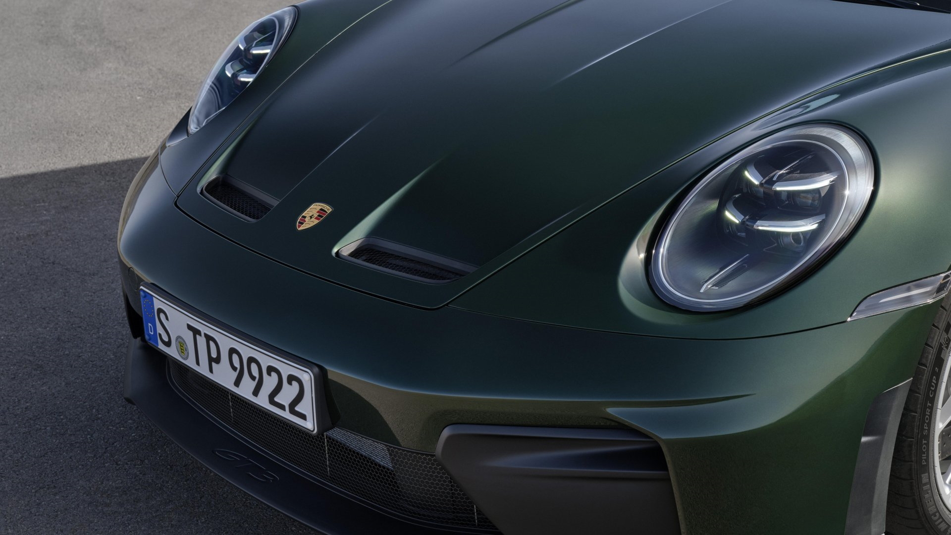 Vista frontal del icónico Porsche 911 GT3, destacando su diseño afilado.