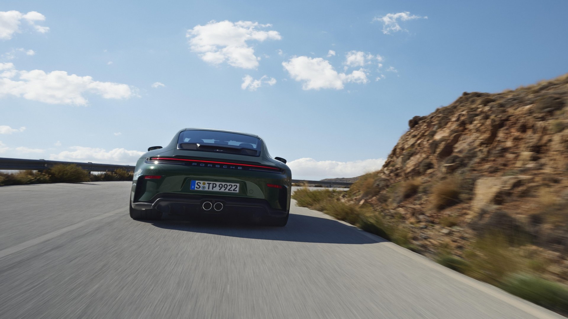 Vista dinámica del Porsche 911 GT3 en carretera abierta demostrando su porte.