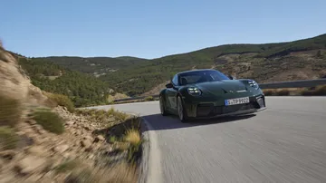 Vista dinámica del Porsche 911 GT3 en curva, enfatizando su agilidad.
