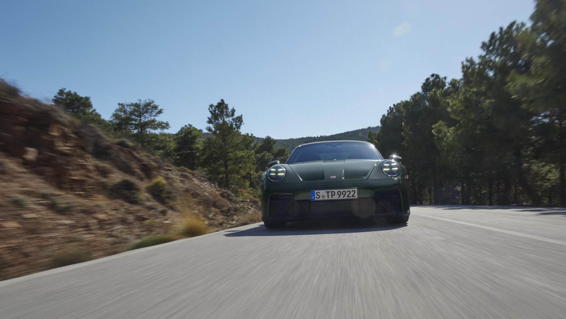 Vista dinámica del Porsche 911 GT3 en carretera, reflejando su estampa deportiva.
