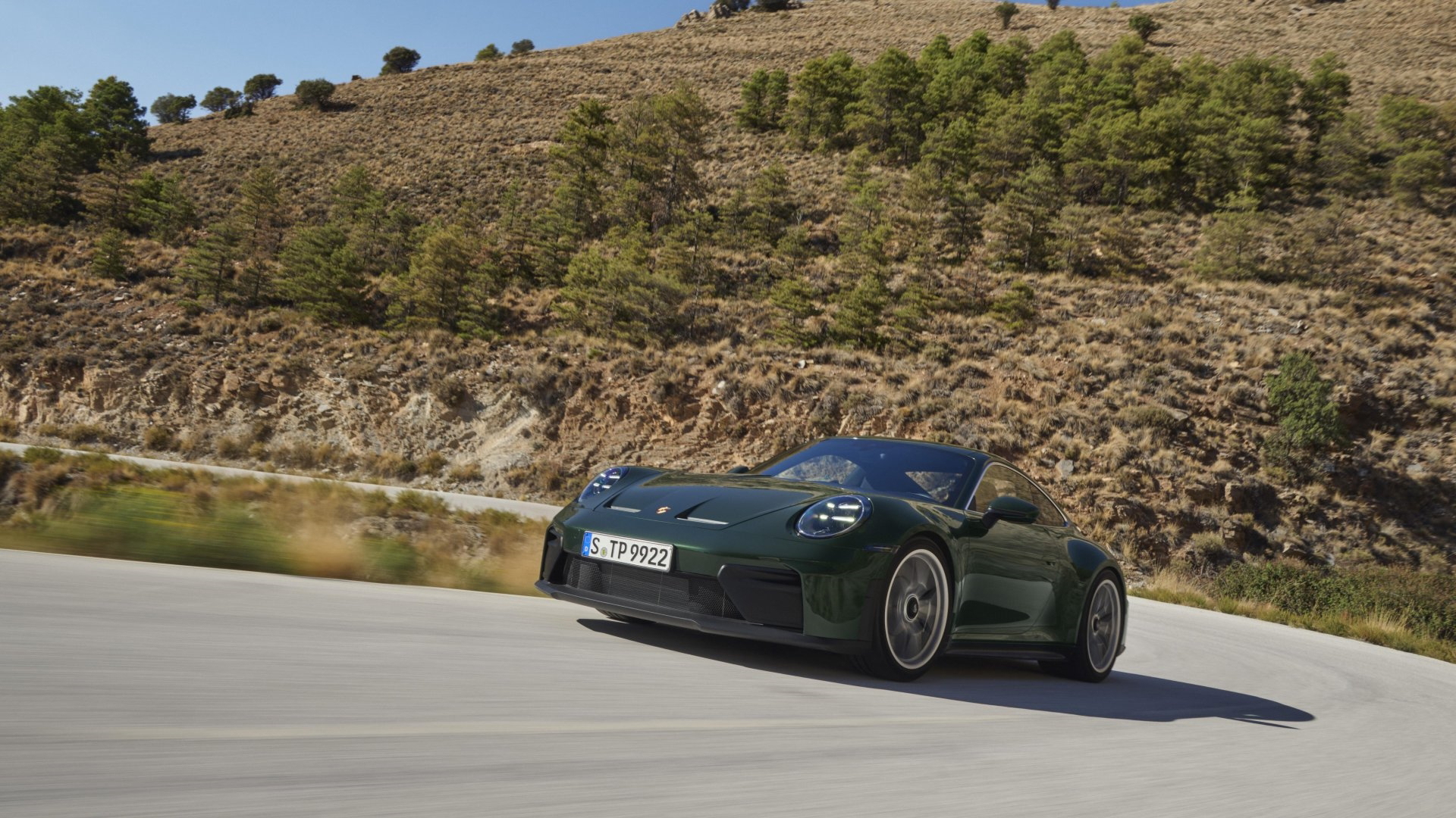 Porsche 911 GT3 992 en carretera, despliegue majestuoso de potencia y diseño.