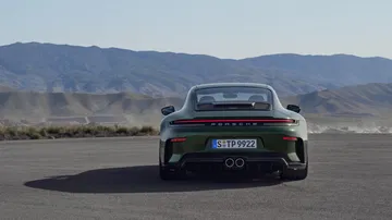 Vista trasera Porsche 911 GT3 resaltando su alerón y diseño deportivo.