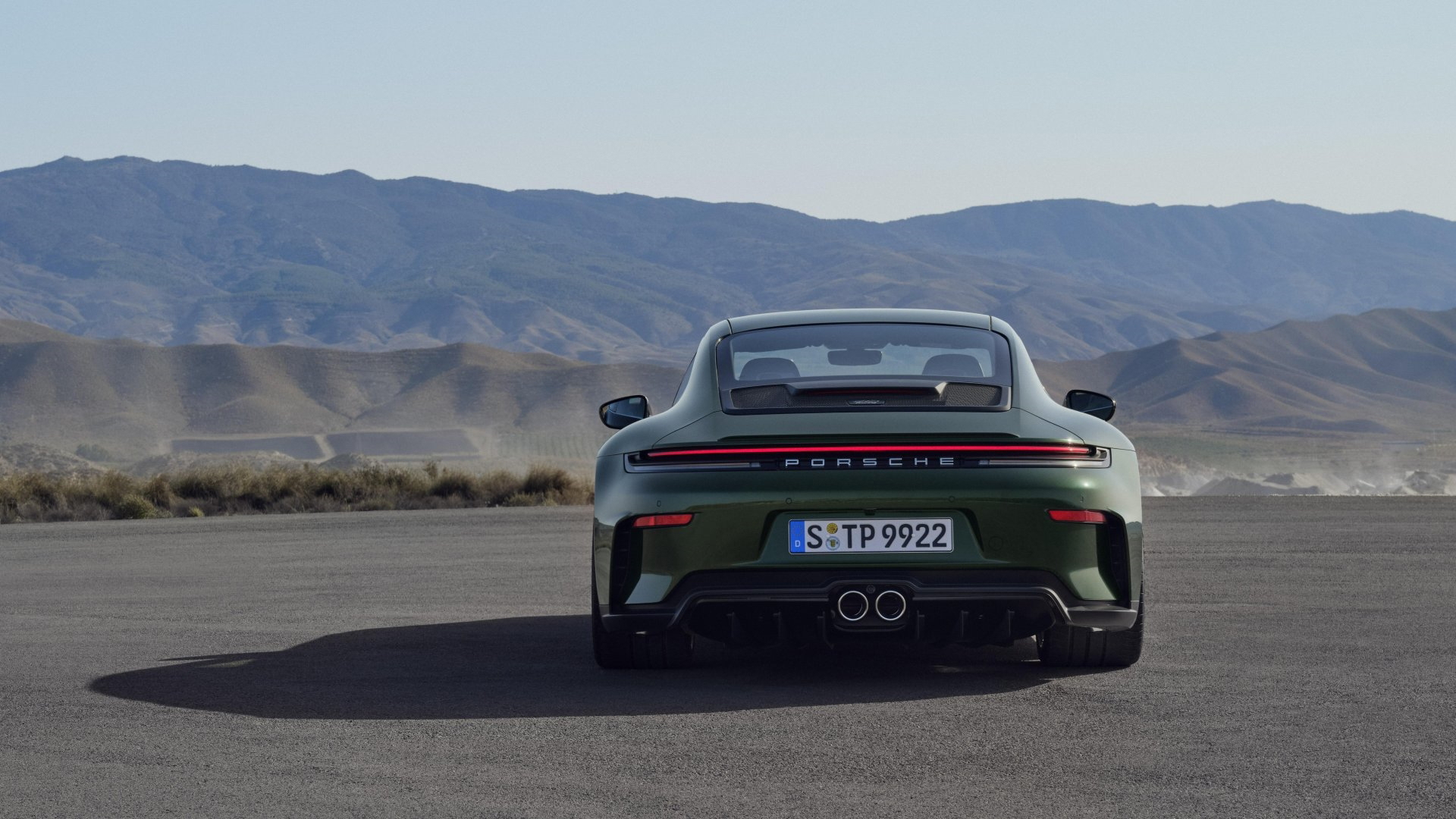 Vista trasera Porsche 911 GT3 resaltando su alerón y diseño deportivo.