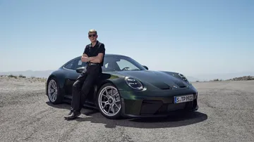 El Porsche 911 GT3 992 posa en su esplendor lateral, mostrando líneas que evocan velocidad y potencia.