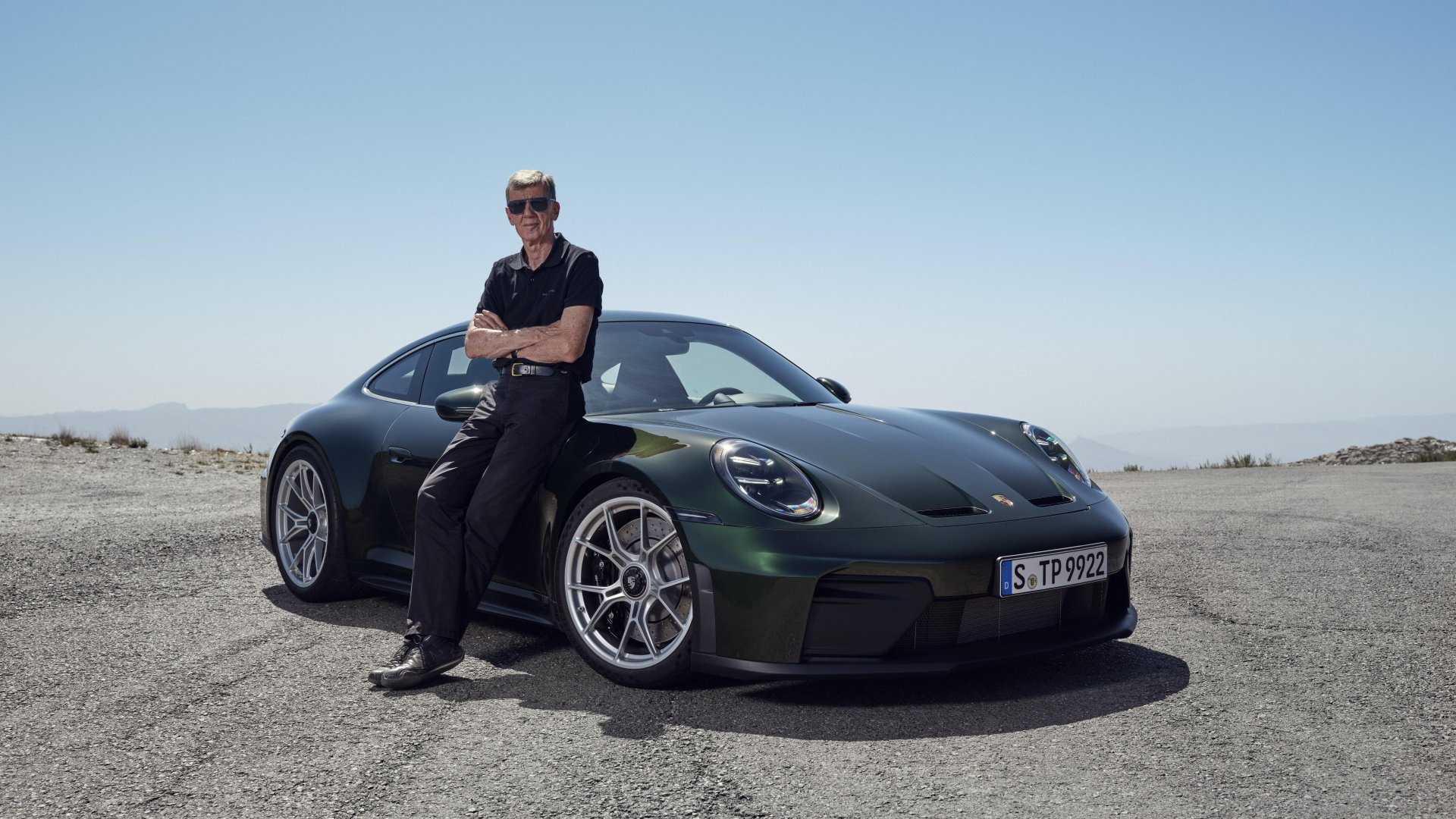El Porsche 911 GT3 992 posa en su esplendor lateral, mostrando líneas que evocan velocidad y potencia.