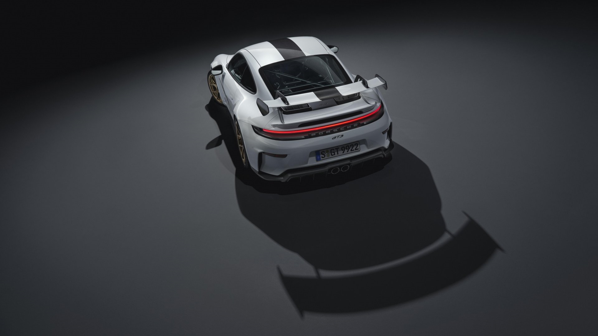 Vista aérea posterior del Porsche 911 GT3, mostrando su icónico alerón.