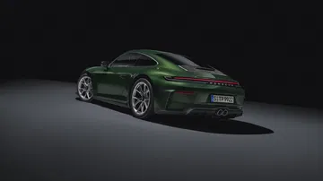 Vista trasera y lateral de un Porsche 911 GT3, mostrando su diseño deportivo