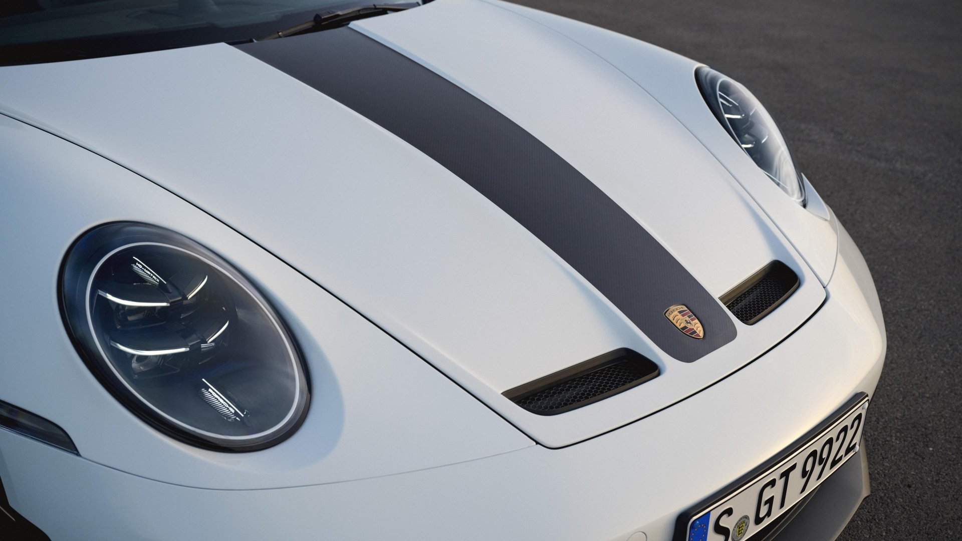 Vista frontal del Porsche 911 GT3, destacando su diseño aerodinámico