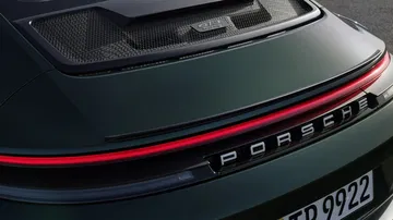 Vista parcial fascinante del Porsche 911 GT3, destaca alerón y ópticas traseras.