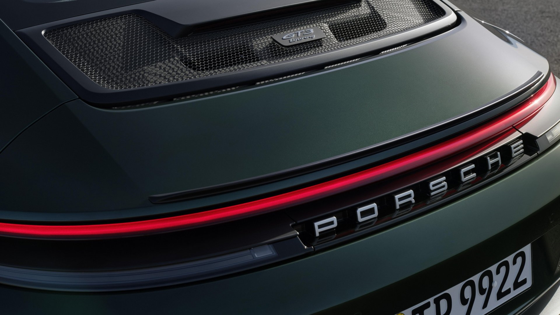 Vista parcial fascinante del Porsche 911 GT3, destaca alerón y ópticas traseras.