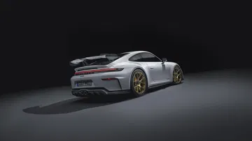 Vista trasera y lateral del Porsche 911 GT3 992, expresión máxima de deportividad.