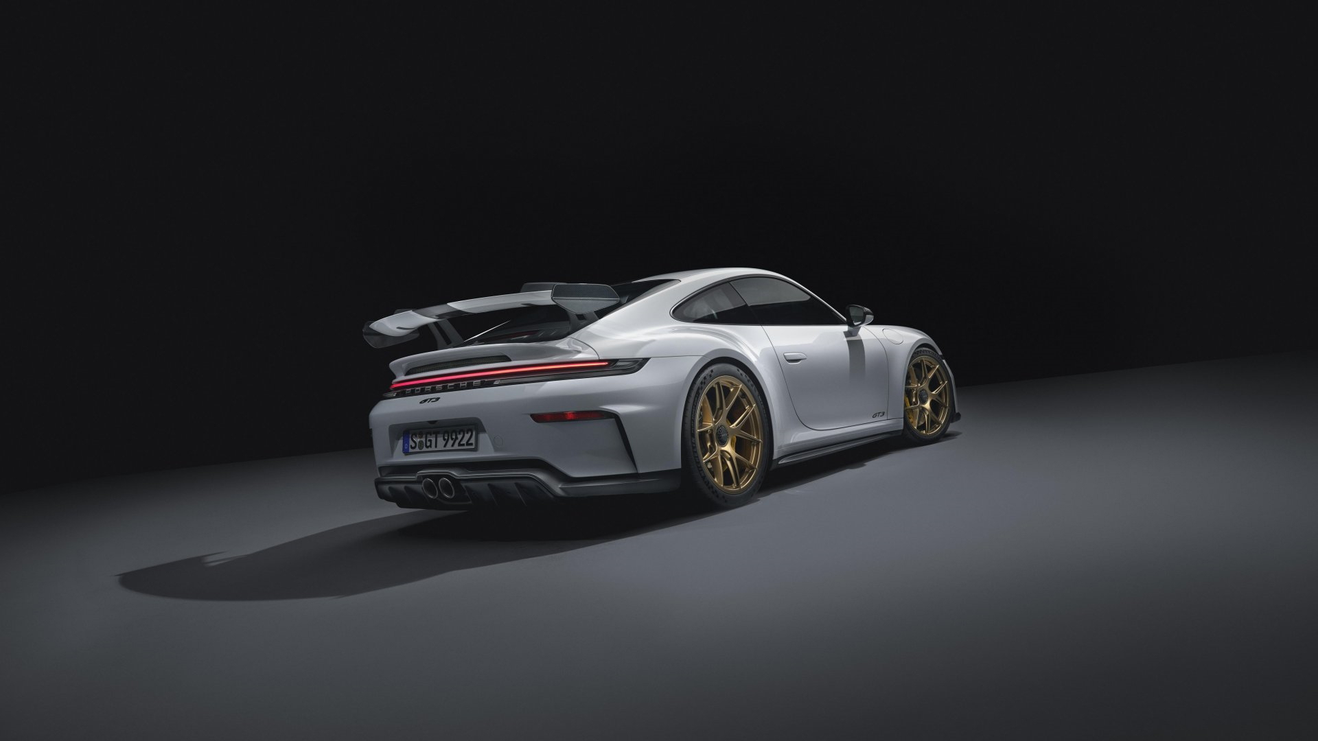Vista trasera y lateral del Porsche 911 GT3 992, expresión máxima de deportividad.