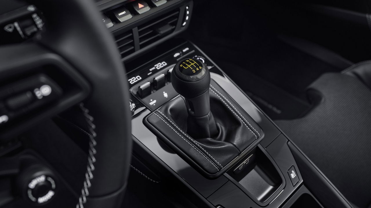 Consola central del Porsche 911 GT3, acabados de alta calidad.