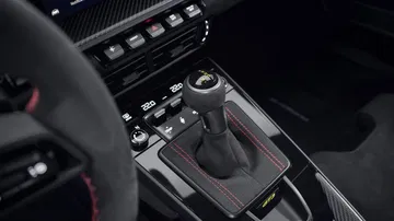 Vista detallada de la consola central del Porsche 911 GT3 992.