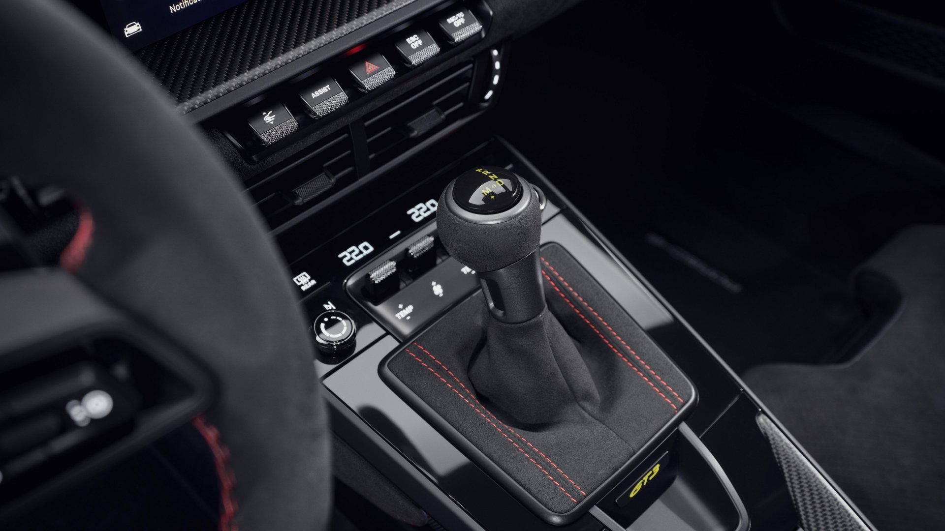 Vista detallada de la consola central del Porsche 911 GT3 992.