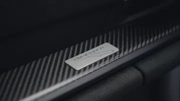Vista del emblema en el interior que revela la identidad de este GT3.