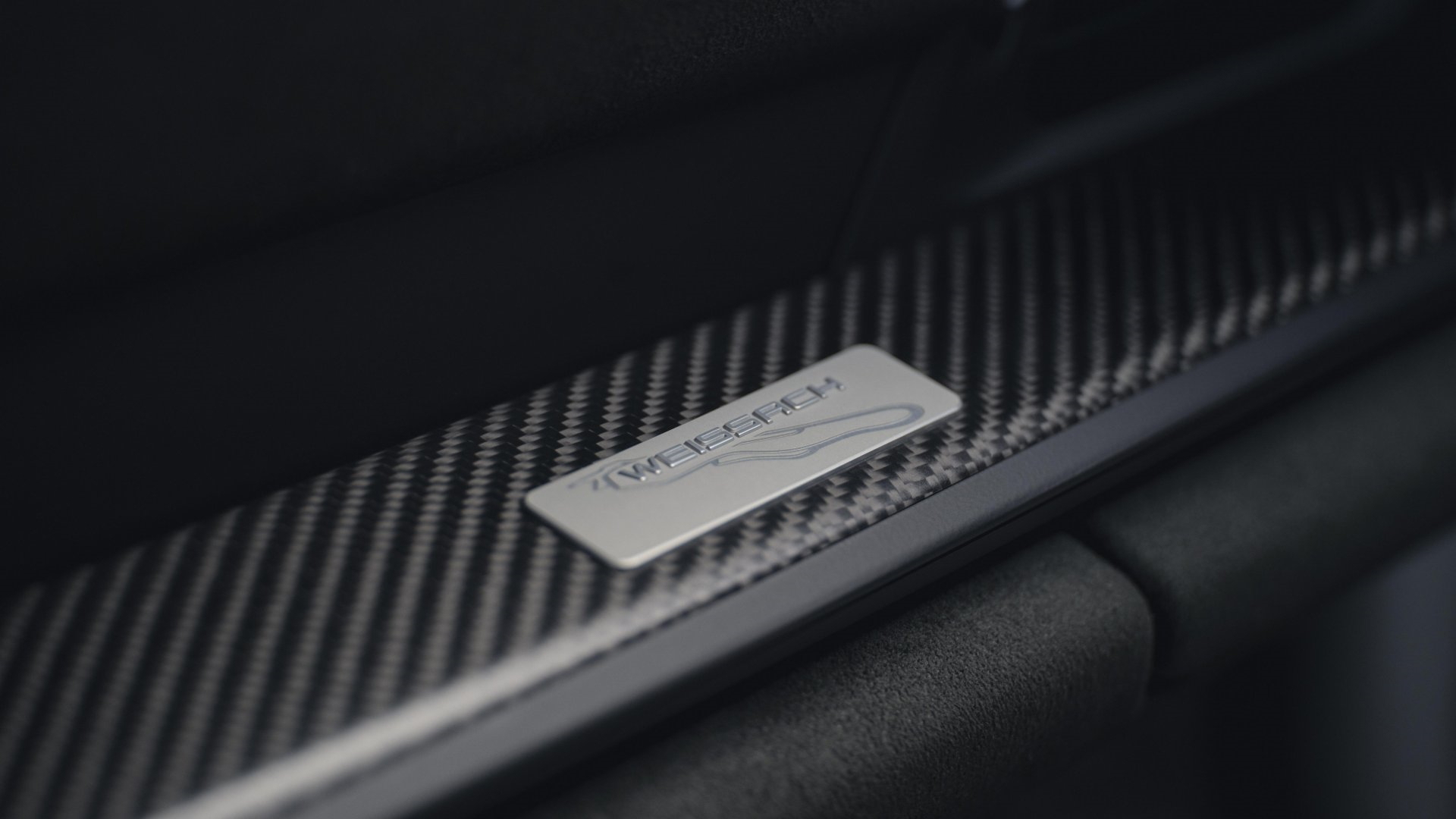 Vista del emblema en el interior que revela la identidad de este GT3.