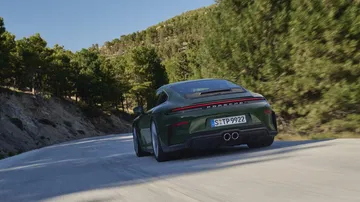 Vista dinámica del Porsche 911 GT3 mostrando su imponente zaga y perfil.