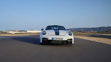 Vista dinámica del Porsche 911 GT3 992, enfatizando su diseño agresivo y deportividad.