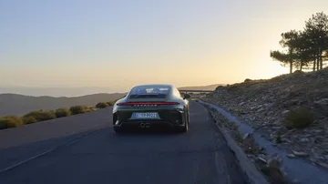 Vista agresiva de un Porsche 911 GT3 992 en su habitat natural, la carretera.