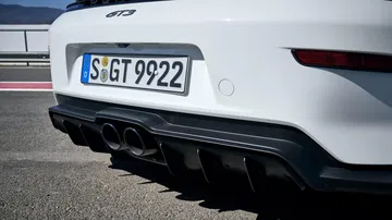 Vista trasera que destaca el diseño aerodinámico y el escape doble del Porsche 911 GT3.
