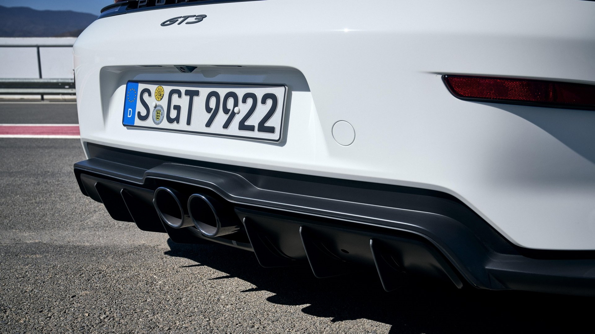 Vista trasera que destaca el diseño aerodinámico y el escape doble del Porsche 911 GT3.