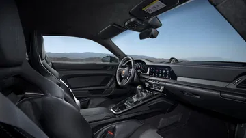 Vista lateral interior del Porsche 911 GT3, destacando su diseño deportivo y acabados de alta calidad.