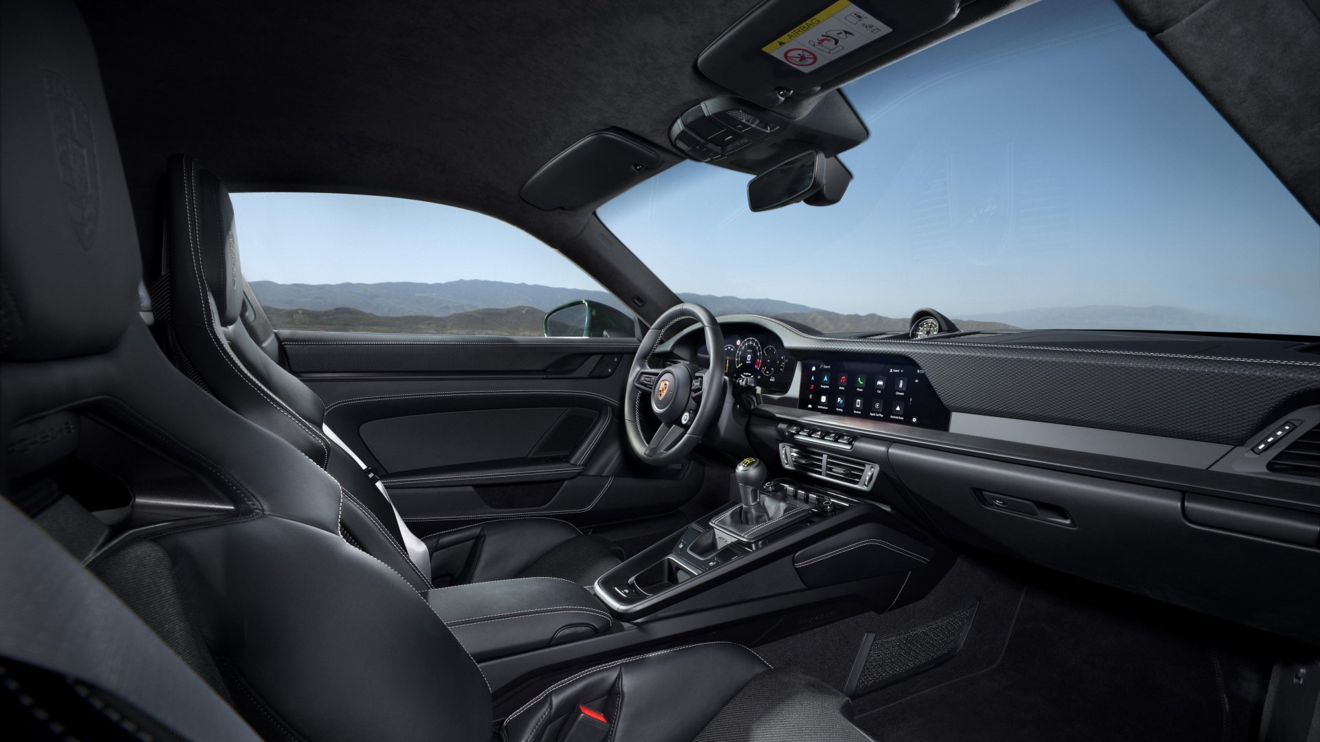 Vista lateral interior del Porsche 911 GT3, destacando su diseño deportivo y acabados de alta calidad.
