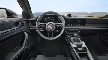 Vista del habitáculo con volante deportivo y consola central del Porsche 911 GT3.