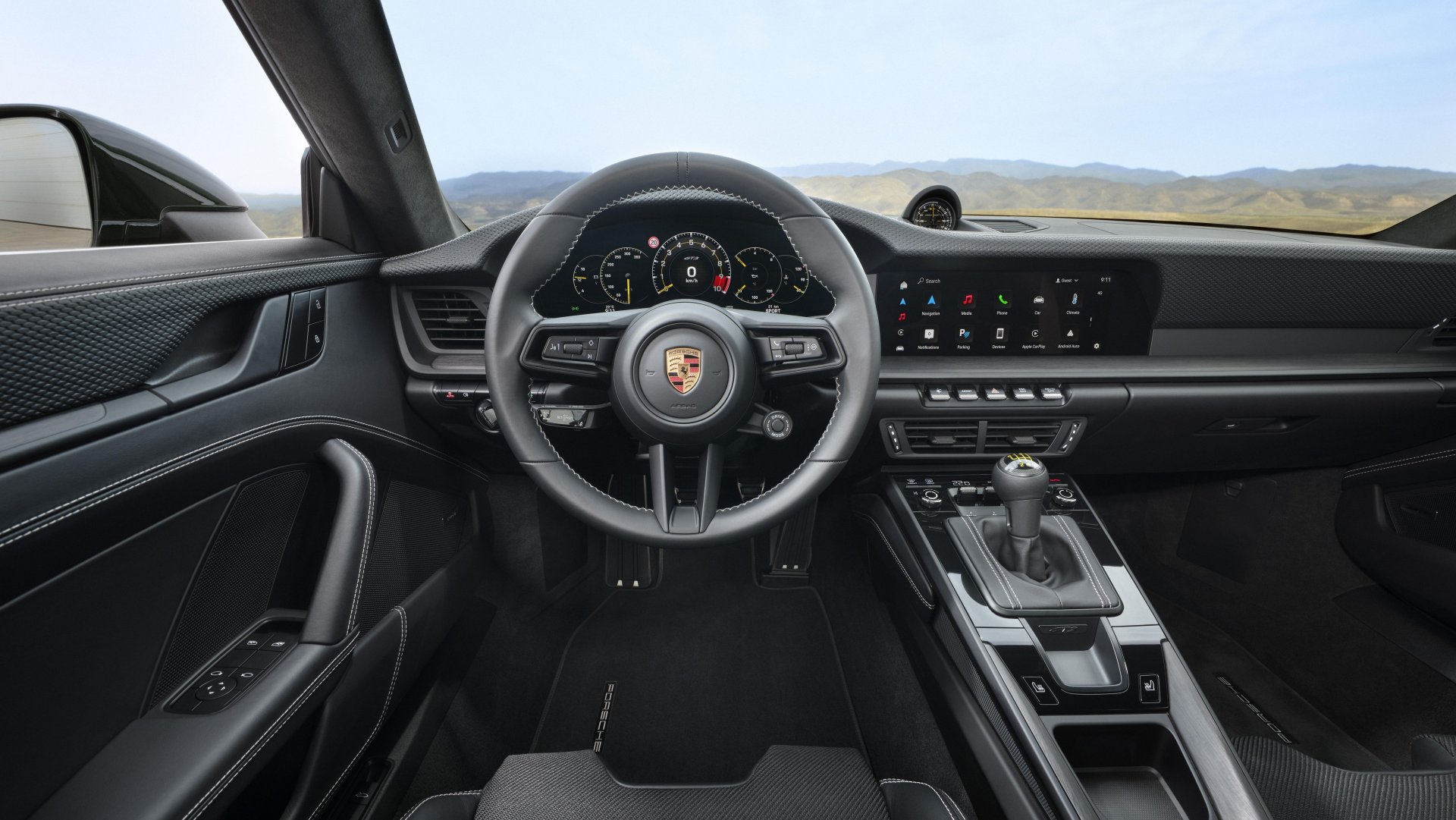 Vista del habitáculo con volante deportivo y consola central del Porsche 911 GT3.