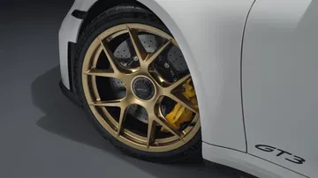 Vista cercana de la llanta y freno de un Porsche 911 GT3, detalle impresionante.