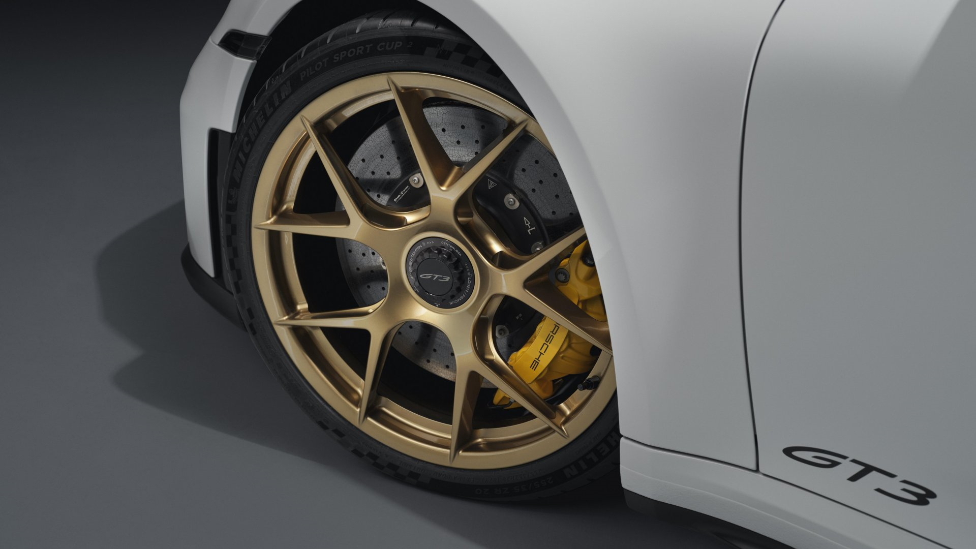 Vista cercana de la llanta y freno de un Porsche 911 GT3, detalle impresionante.