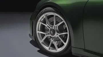 Llanta deportiva del Porsche 911 GT3 con diseño exclusivo.