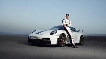 Vista lateral del Porsche 911 GT3 992, mostrando su diseño aerodinámico y deportivo.