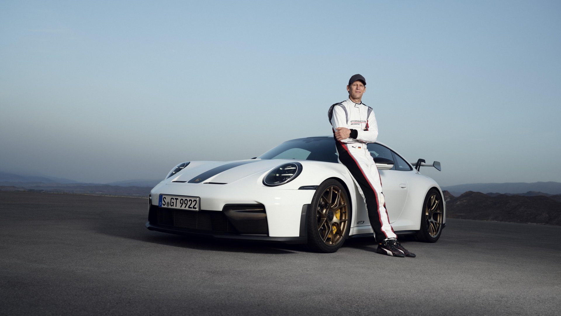Vista lateral del Porsche 911 GT3 992, mostrando su diseño aerodinámico y deportivo.