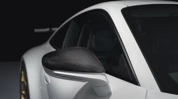 Vista trasera y lateral del Porsche 911 GT3, realzando su diseño aerodinámico.