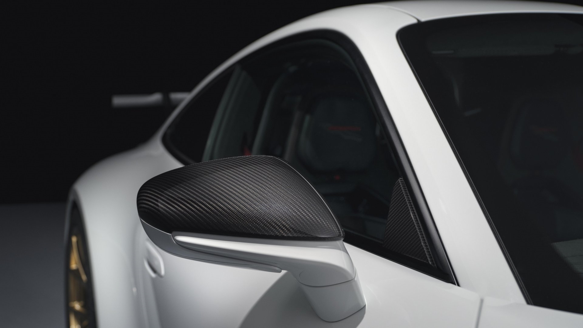 Vista trasera y lateral del Porsche 911 GT3, realzando su diseño aerodinámico.