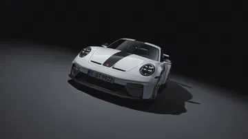 Porsche 911 GT3 capturado en una imagen nocturna que acentúa sus líneas aerodinámicas.