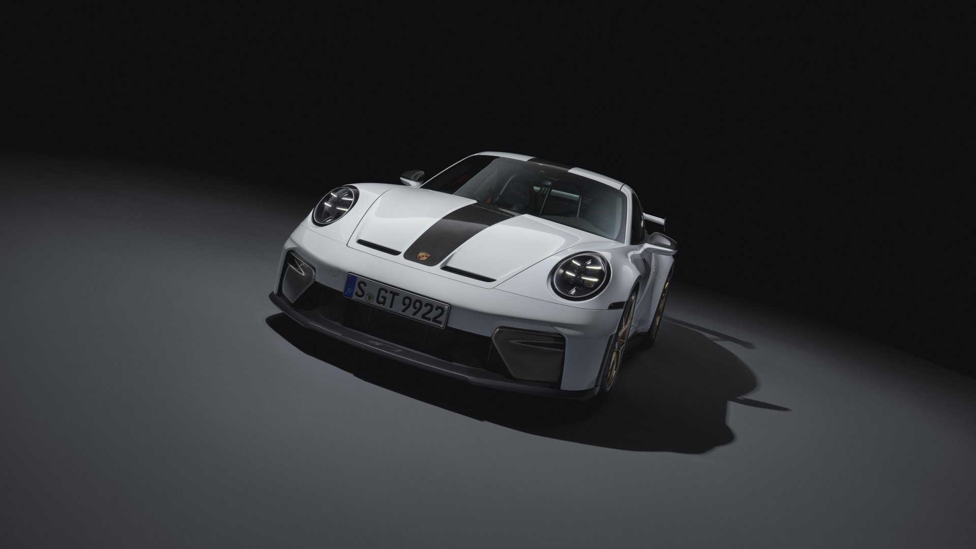 Porsche 911 GT3 capturado en una imagen nocturna que acentúa sus líneas aerodinámicas.