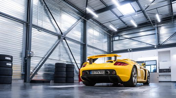 Vista trasera y lateral del Porsche Carrera GT, mostrando su diseño icónico.