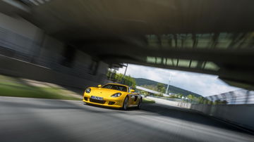 Vistazo dinámico al Porsche Carrera GT en acción