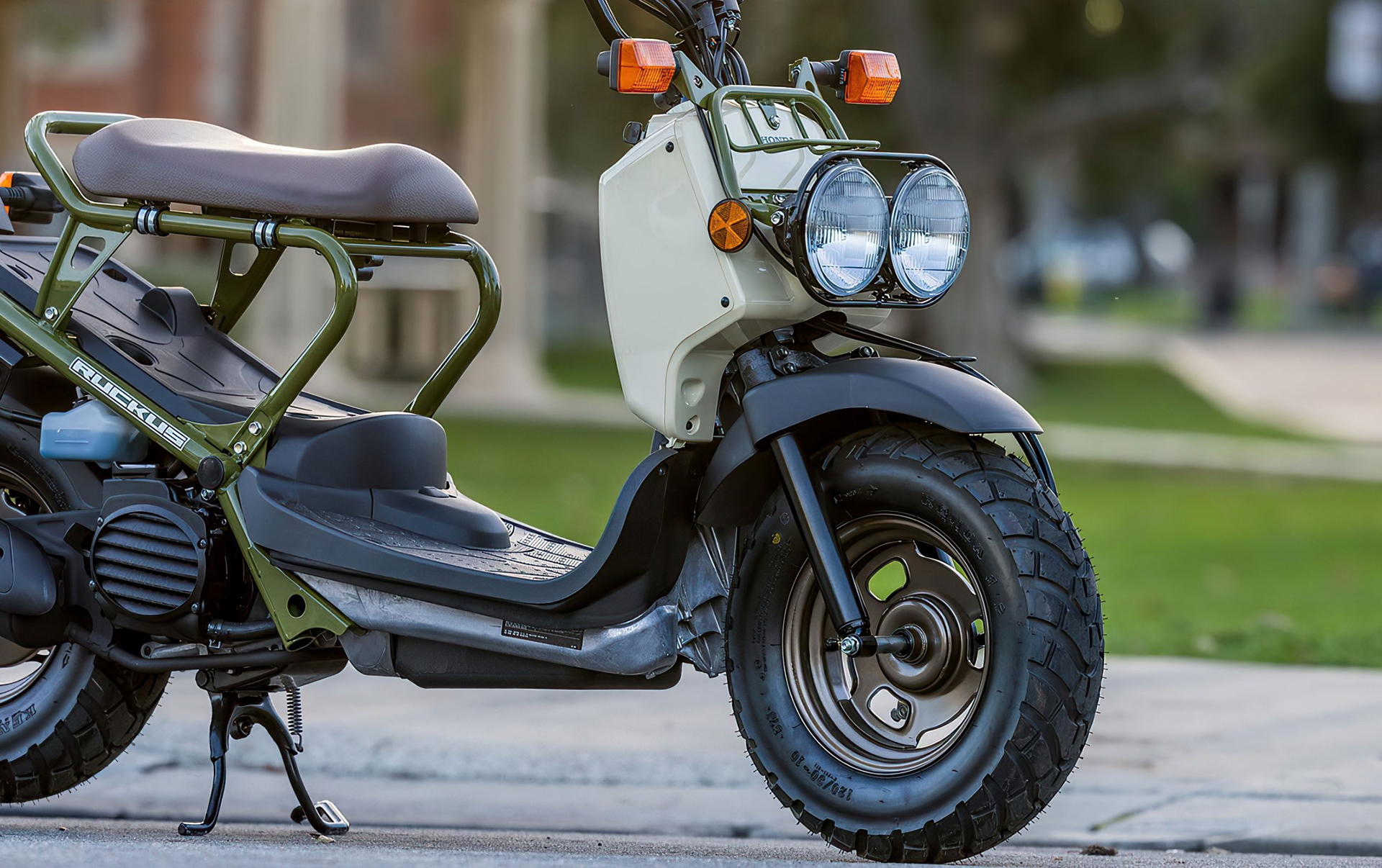 La scooter Honda Rukus muestra un diseño innovador con su chasis expuesto y doble faro.