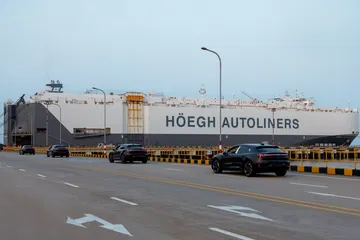 El ZEEKR 001 inicia su viaje a Europa, mostrando su perfil lateral elegante.