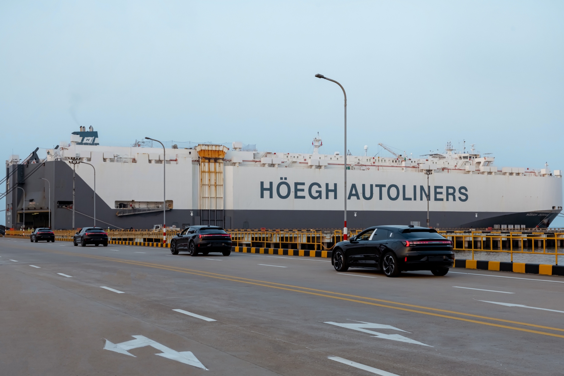 El ZEEKR 001 inicia su viaje a Europa, mostrando su perfil lateral elegante.