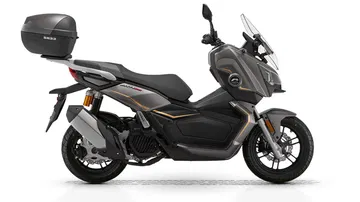 Vista lateral de la QJ Motor ATR 125 Hybrid, destacando su diseño y acabados.