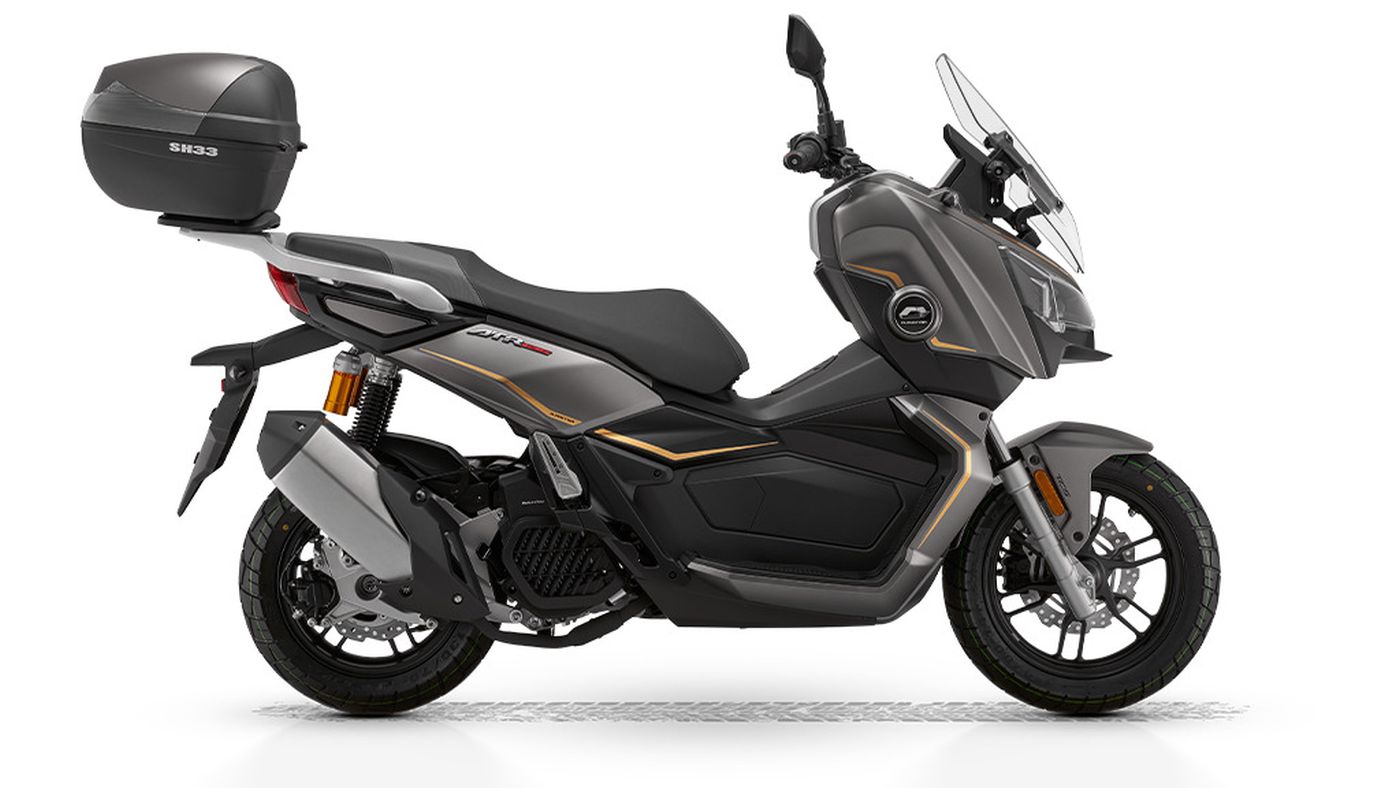 Vista lateral de la QJ Motor ATR 125 Hybrid, destacando su diseño y acabados.