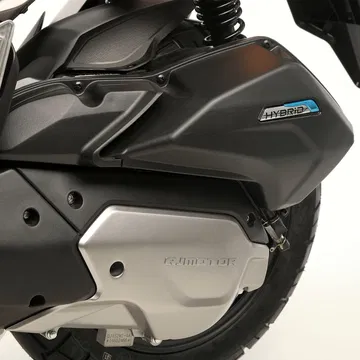 Vista lateral de la QJ Motor ATR 125 Hybrid, destacando su diseño y acabados.